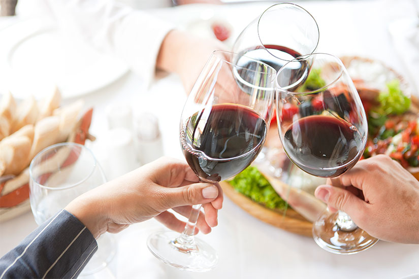 Macchie di vino rosso: come eliminarle senza lasciare aloni : dr ... Macchie di vino