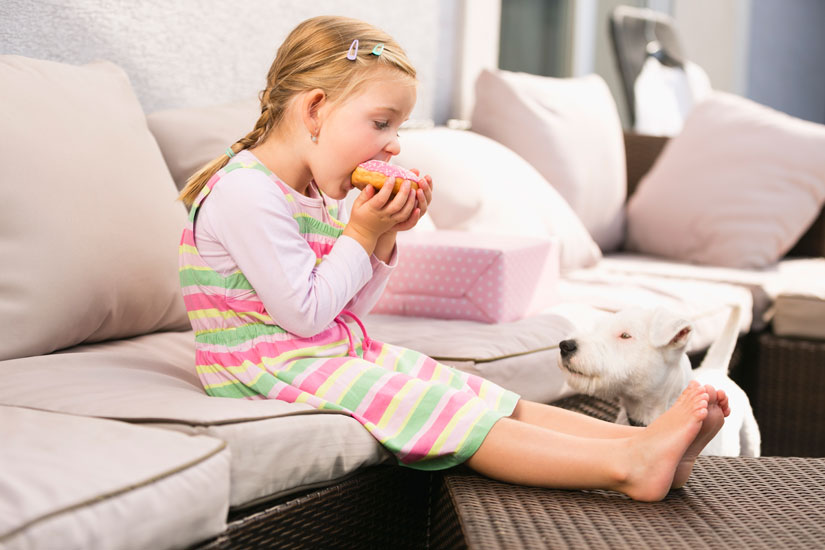 Smacchiare il divano dopo il finger food: come rimuovere le macchie di cibo?
