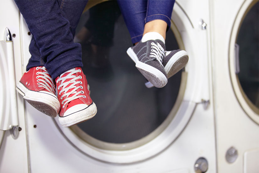 Come lavare le scarpe in lavatrice: i consigli per non sbagliare