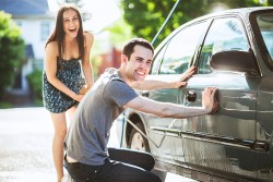 lavare l'auto a mano