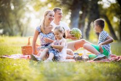 Famiglia felice pic nic