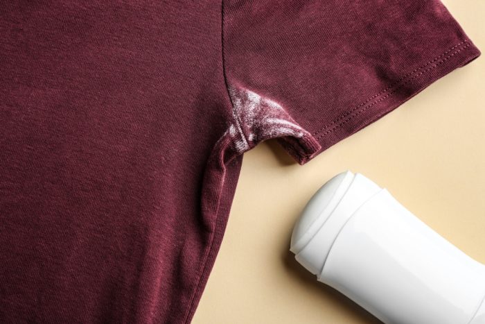 macchie bianche deodorante maglietta colorata