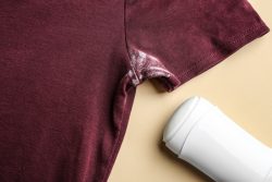eliminare macchie deodorante