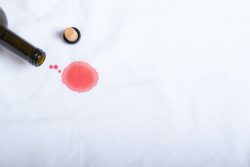eliminare macchie di vino sulla tovaglia