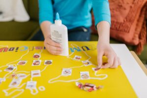 eliminare macchie di colla sui vestiti