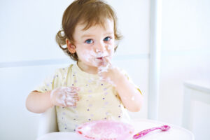 bambini con vestiti macchiati