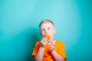 macchie di pesca sui vestiti