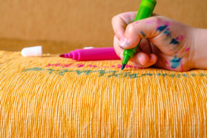 rimuovere macchie di pennarello